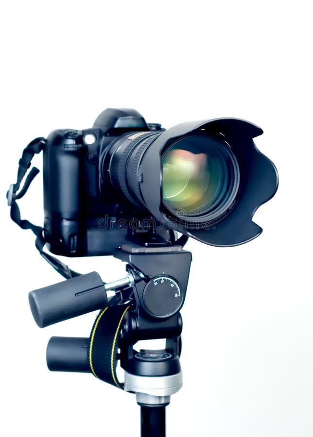 Cámara profesional de DSLR con la lente de zoom del telephoto en el trípode imágenes de archivo libres de regalías