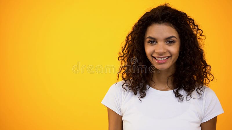 Cámara sonriente de la mujer afroamericana alegre, estudiante, salud, feminidad imágenes de archivo libres de regalías Cámara sonriente de la mujer afroamericana alegre, estudiante, salud, feminidad imágenes de archivo libres de regalías