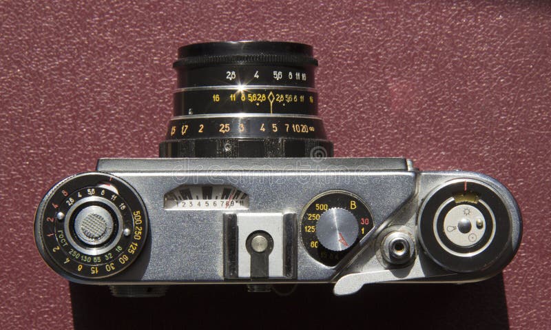 Cámara vieja de la película en la tabla imagen de archivo libre de regalías Cámara vieja de la película en la tabla imagen de archivo libre de regalías