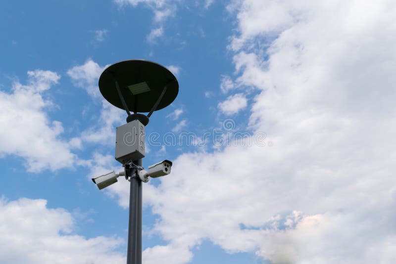 Cámaras de vigilancia de seguridad montadas en un poste de luz de la calle con espacio para copiar imágenes de archivo libres de regalías Cámaras de vigilancia de seguridad montadas en un poste de luz de la calle con espacio para copiar imágenes de archivo libres de regalías