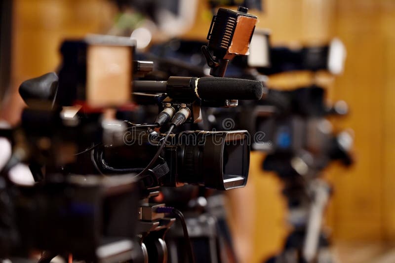 Cámaras de vídeo en la rueda de prensa imágenes de archivo libres de regalías Cámaras de vídeo en la rueda de prensa imágenes de archivo libres de regalías