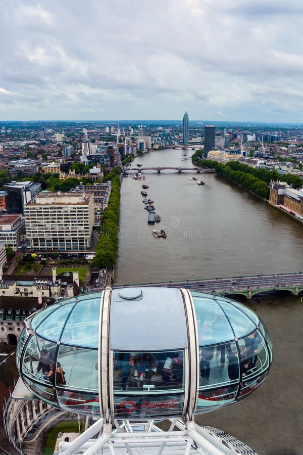 A cápsula do olho de Londres - opinião da skyline fotografia de stock A cápsula do olho de Londres - opinião da skyline fotografia de stock