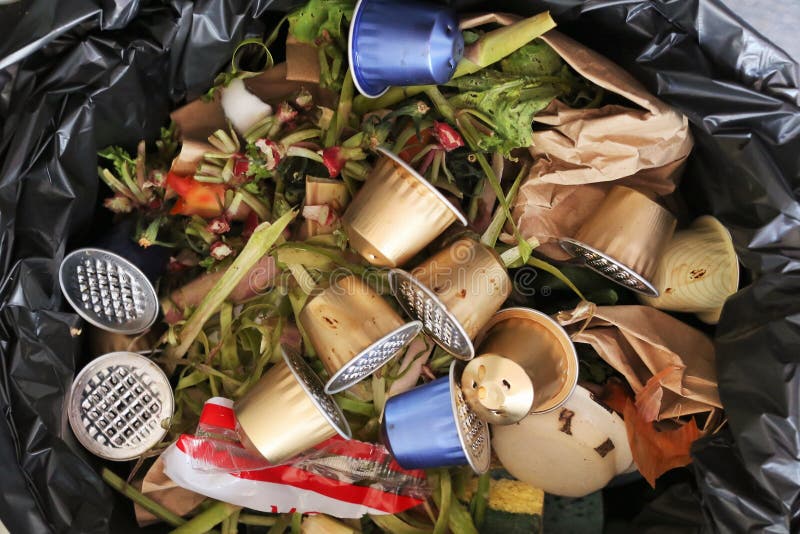 Cápsulas do café do café em um lixo e não reciclado foto de stock Cápsulas do café do café em um lixo e não reciclado foto de stock