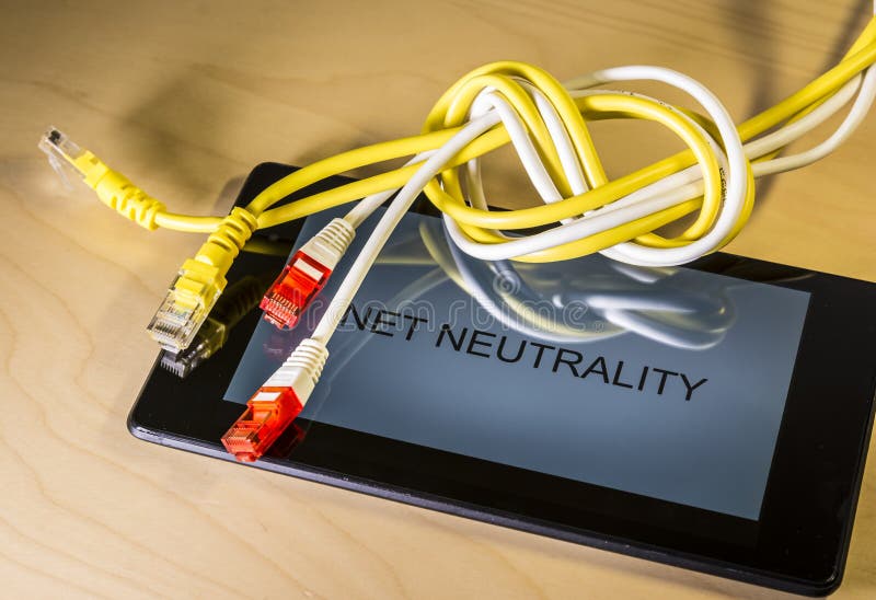 Câble net noué au-dessus d'un smartphone avec la neutralité nette de mots sur l'écran Approprié aux concepts en tant que règlements nets de neutralité, Loi de conservation de liberté d'Internet, ordre ouvert d'Internet
