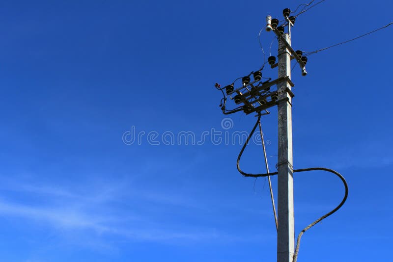 Câbles à haute tension de piliers de l'électricité sur la tour de puissance de l'électricité sur le fond de ciel bleu Lignes de t photos libres de droits Câbles à haute tension de piliers de l'électricité sur la tour de puissance de l'électricité sur le fond de ciel bleu Lignes de t photos libres de droits
