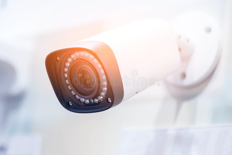 Câmara de vigilância profissional branca grande CCTV montado no teto Luzes do diodo emissor de luz IR em torno da lente Conce do imagem de stock royalty free Câmara de vigilância profissional branca grande CCTV montado no teto Luzes do diodo emissor de luz IR em torno da lente Conce do imagem de stock royalty free