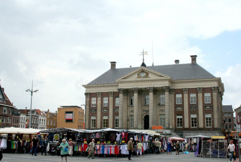 Câmara municipal de Groningen com mercado imagens de stock