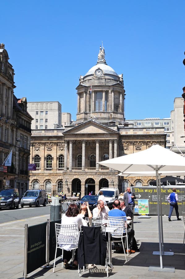 Câmara municipal de Liverpool e café do pavimento fotografia de stock