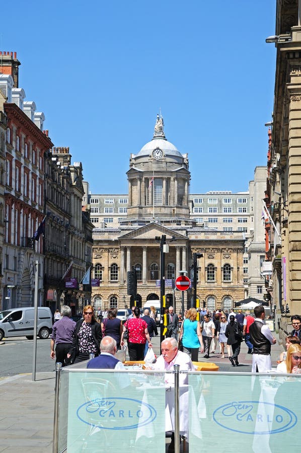 Câmara municipal de Liverpool e café do pavimento fotos de stock