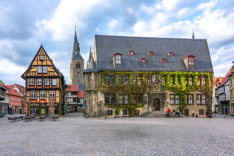 Câmara municipal de Quedlinburg no mercado, Alemanha foto de stock royalty free Câmara municipal de Quedlinburg no mercado, Alemanha foto de stock royalty free