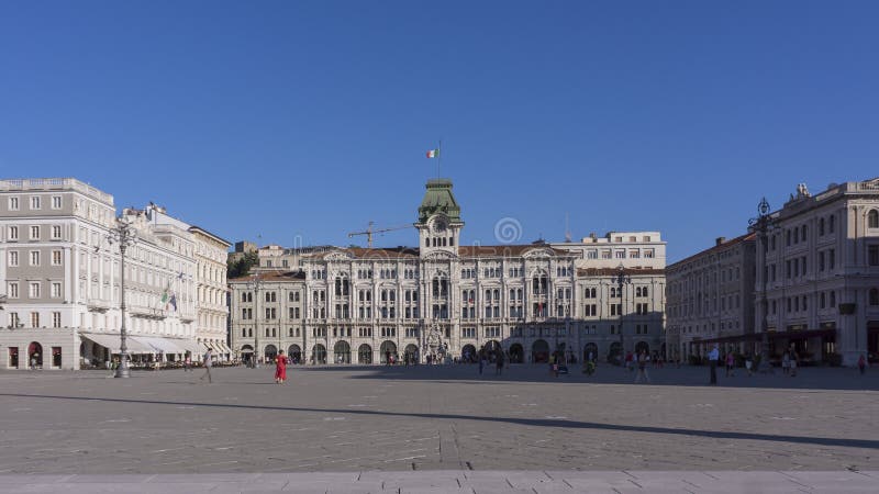 A câmara municipal, Palazzo del Municipio, é a construção de dominação no quadrado principal Piazz de Trieste fotos de stock A câmara municipal, Palazzo del Municipio, é a construção de dominação no quadrado principal Piazz de Trieste fotos de stock