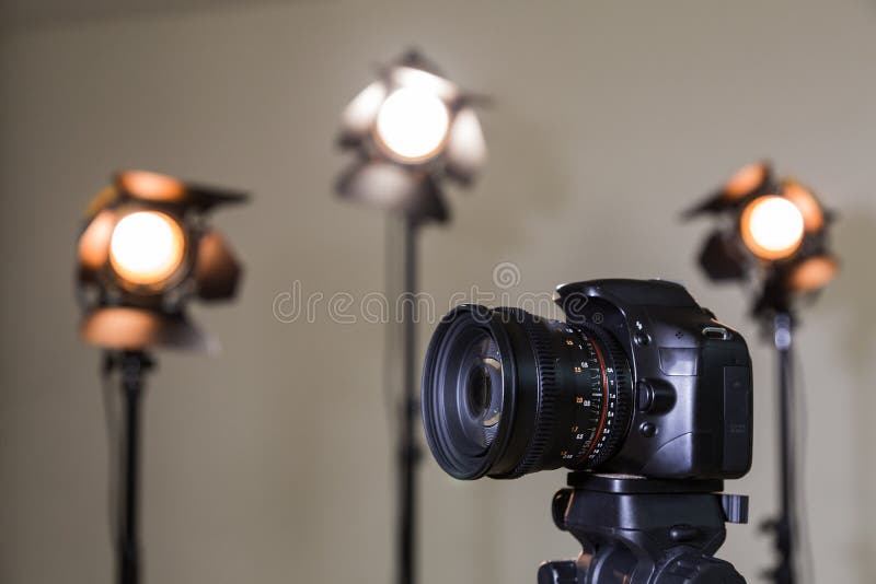 Câmera de Digitas SLR e três projetores com lentes de Fresnel Lente permutável manual para filmar fotos de stock royalty free Câmera de Digitas SLR e três projetores com lentes de Fresnel Lente permutável manual para filmar fotos de stock royalty free