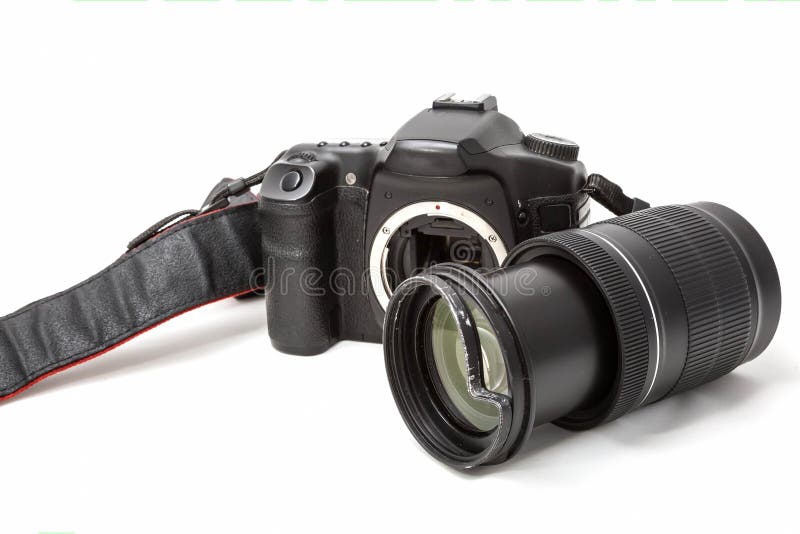 Câmera digital quebrada de SLR, filtro protetor amolgado na lente zoom Será reparado Isolado no fundo branco Vista lateral imagem de stock royalty free Câmera digital quebrada de SLR, filtro protetor amolgado na lente zoom Será reparado Isolado no fundo branco Vista lateral imagem de stock royalty free