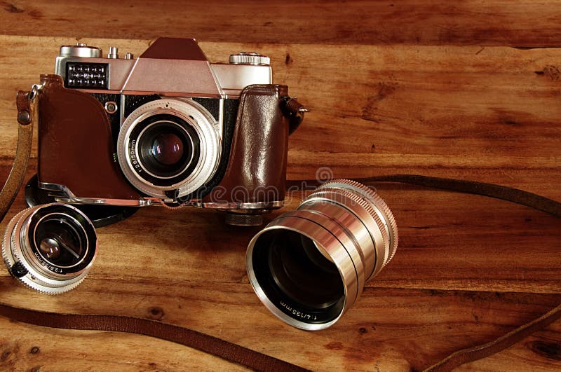 Câmera do vintage no caso de couro com fundo das lentes fotos de stock Câmera do vintage no caso de couro com fundo das lentes fotos de stock