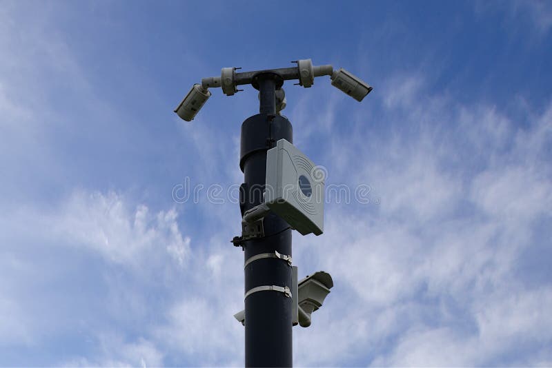 Câmeras do CCTV no mastro, céu azul com fundo de poucas nuvens foto de stock Câmeras do CCTV no mastro, céu azul com fundo de poucas nuvens foto de stock