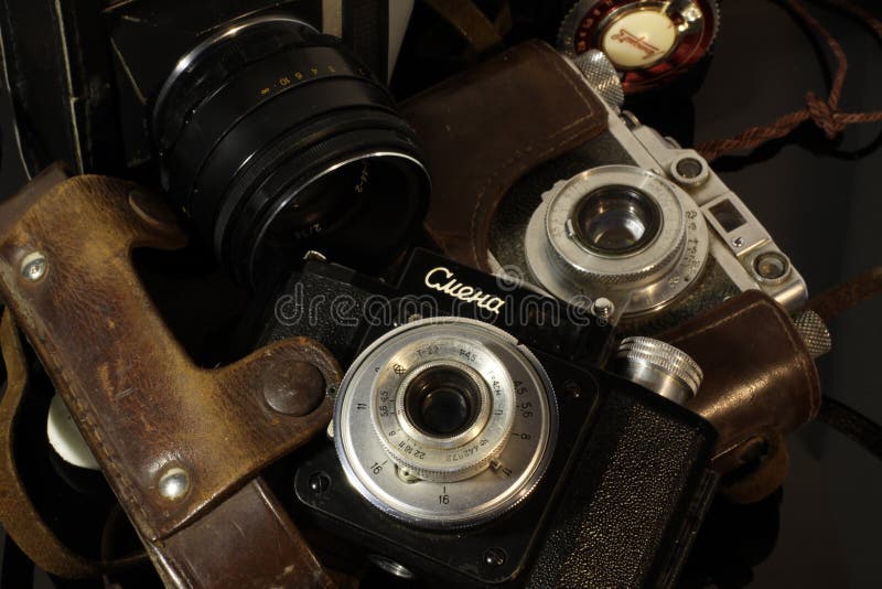 Câmeras do vintage em uma tabela espelhada fotos de stock Câmeras do vintage em uma tabela espelhada fotos de stock