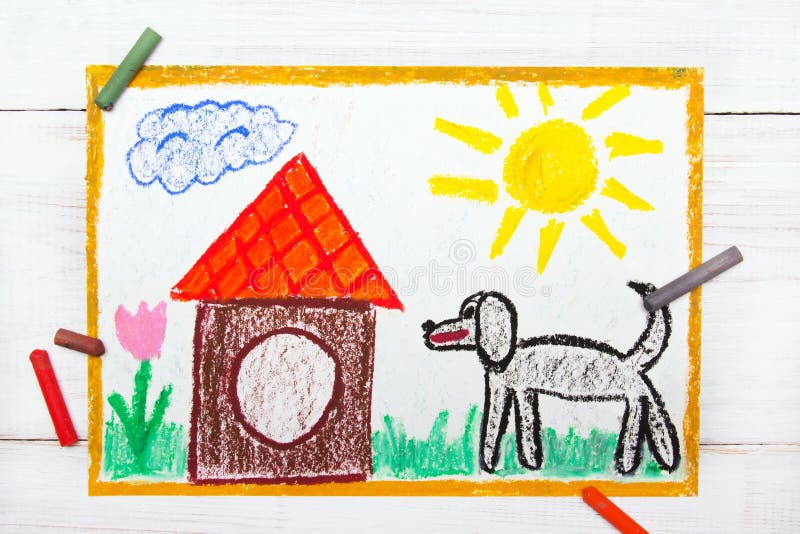 Cão e casa de cachorro grandes pretos fotografia de stock royalty free Cão e casa de cachorro grandes pretos fotografia de stock royalty free