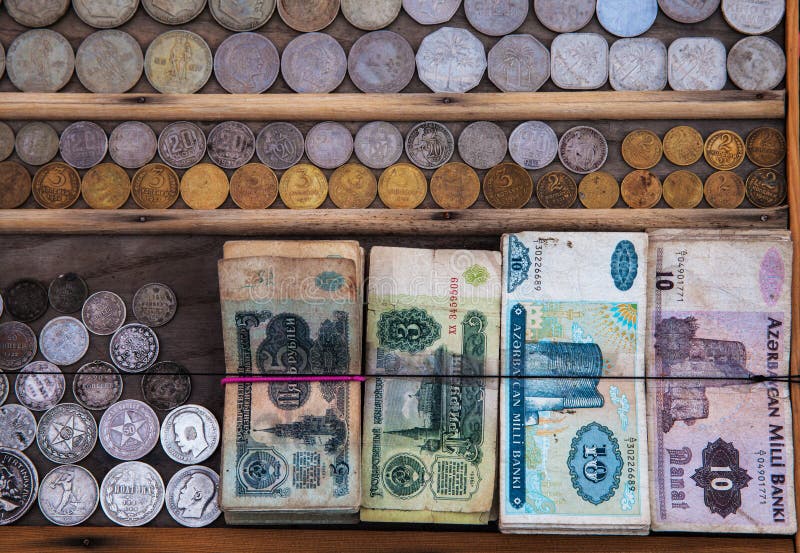 Cédulas e moedas velhas fotos de stock Cédulas e moedas velhas fotos de stock