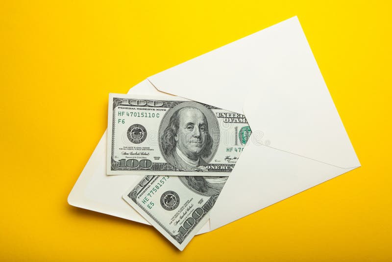 Cédulas no envelope, dinheiro no conceito da finança, isolado no fundo amarelo imagem de stock Cédulas no envelope, dinheiro no conceito da finança, isolado no fundo amarelo imagem de stock