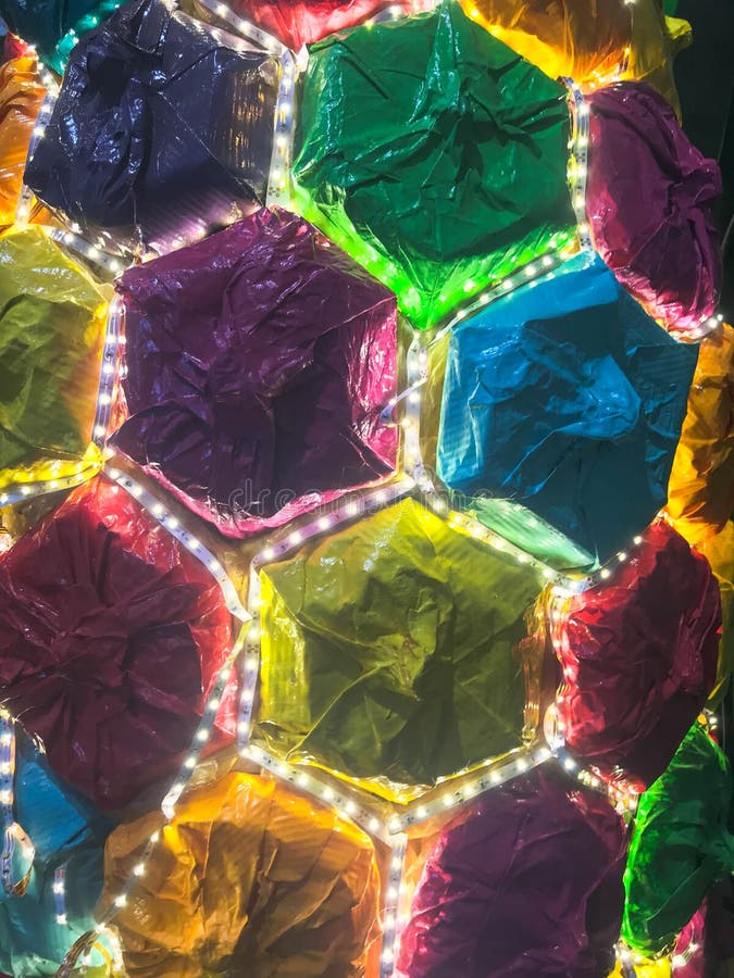 Células hexagonales alegres hermosas alegres brillantes multicoloras artificiales plásticas del día de fiesta del extracto que br foto de archivo Células hexagonales alegres hermosas alegres brillantes multicoloras artificiales plásticas del día de fiesta del extracto que br foto de archivo