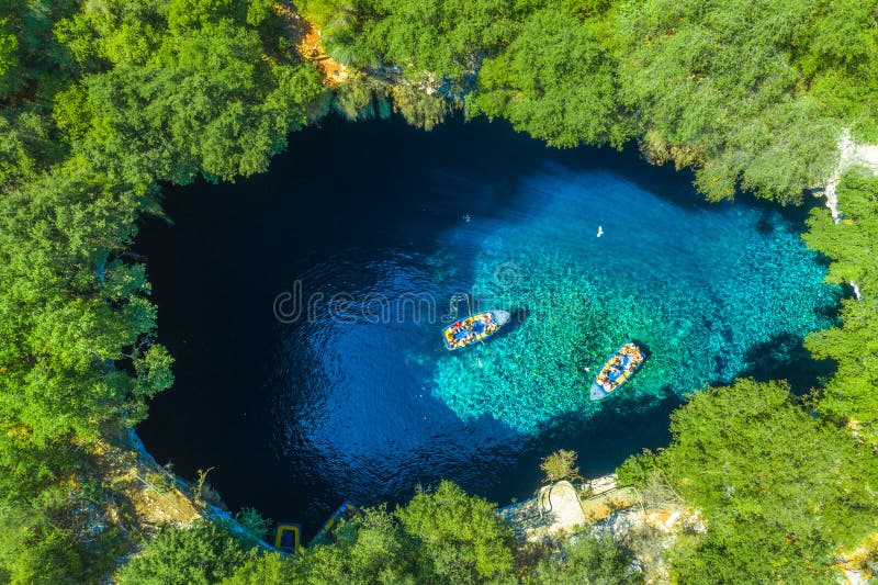 Célèbre lac melissani sur l'île de Kefalonia, Grèce images libres de droits