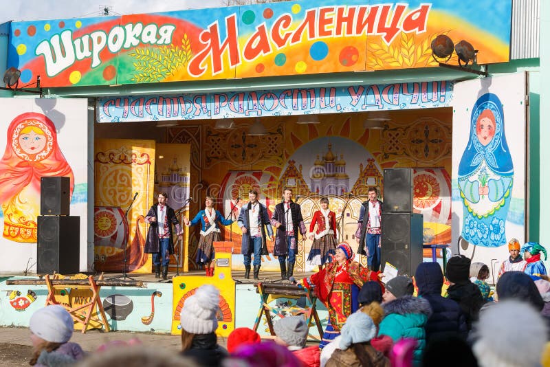 Célébration de Maslenitsa Le choeur de l'ensemble de ville exécute sur l'étape dans le parc de ville photo libre de droits Célébration de Maslenitsa Le choeur de l'ensemble de ville exécute sur l'étape dans le parc de ville photo libre de droits