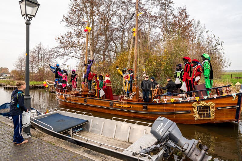 Célébration traditionnelle de festival de Sinterklaas, Peter noir Les gens avec le maquillage et les costumes colorés photos stock Célébration traditionnelle de festival de Sinterklaas, Peter noir Les gens avec le maquillage et les costumes colorés photos stock