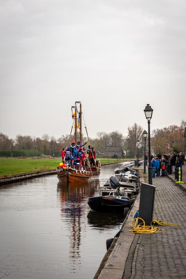 Célébration traditionnelle de festival de Sinterklaas, Peter noir Les gens avec le maquillage et les costumes colorés photo stock Célébration traditionnelle de festival de Sinterklaas, Peter noir Les gens avec le maquillage et les costumes colorés photo stock