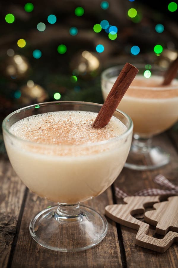 Célébration traditionnelle de Noël de lait de poule faite maison photographie stock libre de droits Célébration traditionnelle de Noël de lait de poule faite maison photographie stock libre de droits
