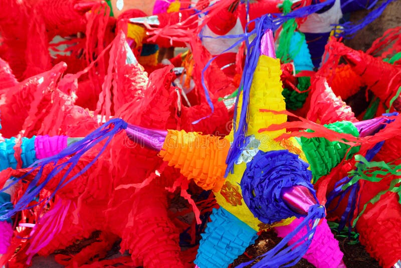 Célébration traditionnelle mexicaine de forme d'étoile de Pinatas photographie stock libre de droits Célébration traditionnelle mexicaine de forme d'étoile de Pinatas photographie stock libre de droits