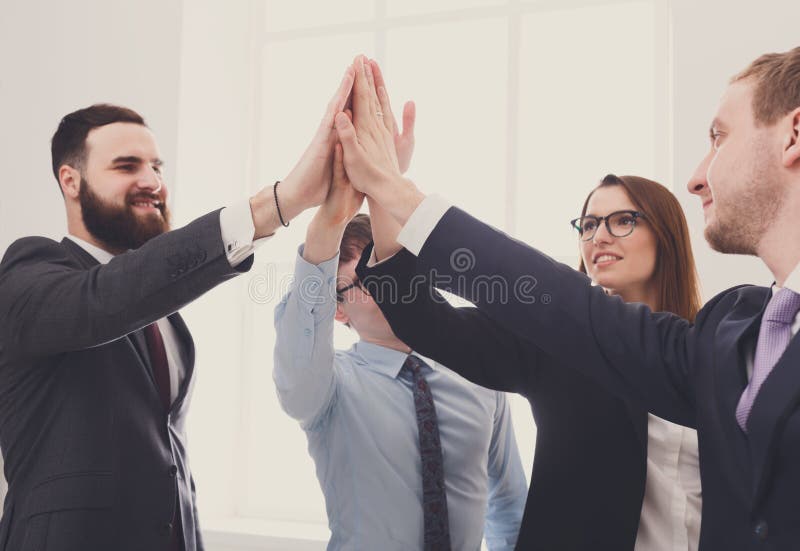 Célébrez le succès et gagnez le concept, donnez cinq dans le bureau, gens d'affaires d'équipe images libres de droits Célébrez le succès et gagnez le concept, donnez cinq dans le bureau, gens d'affaires d'équipe images libres de droits