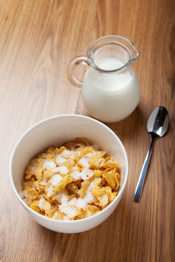 Céréale de petit déjeuner avec du lait et la cuillère photographie stock libre de droits Céréale de petit déjeuner avec du lait et la cuillère photographie stock libre de droits
