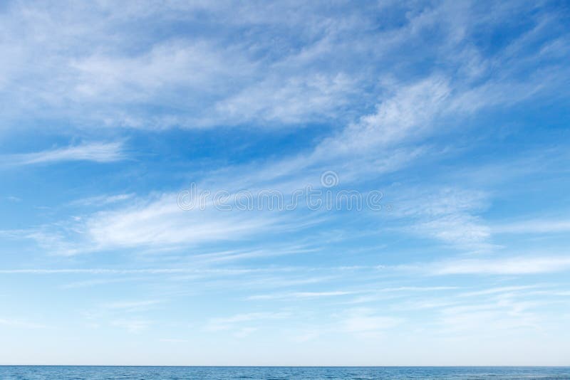 Céu azul bonito sobre o mar com translúcido, branco, nuvens de cirro