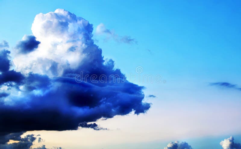 Céu azul brilhante do fundo com a uma nuvem de tempestade escura imagem de stock royalty free Céu azul brilhante do fundo com a uma nuvem de tempestade escura imagem de stock royalty free