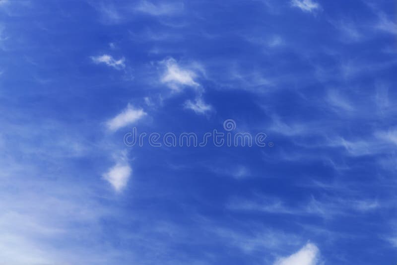 Céu azul com algumas nuvens imagem de stock royalty free Céu azul com algumas nuvens imagem de stock royalty free