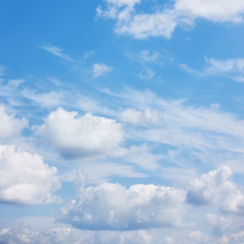 Céu azul com as nuvens da pilha do verão imagens de stock