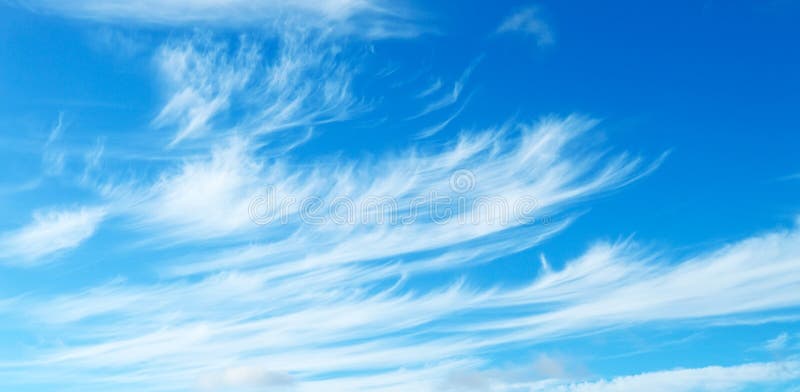 Céu azul com as nuvens de cirro claras foto de stock Céu azul com as nuvens de cirro claras foto de stock