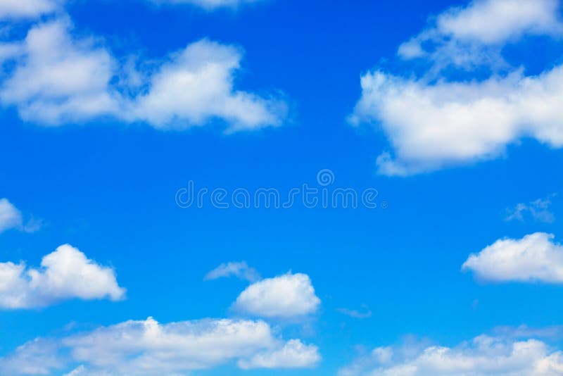 Céu azul com nuvens brancas e fofas imagens de stock