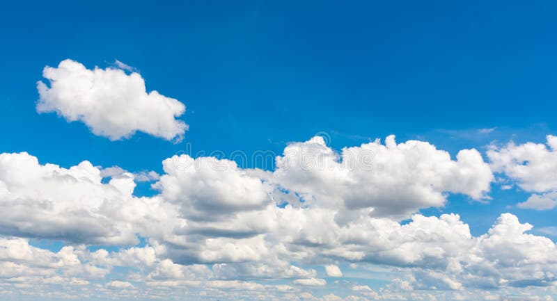 Céu azul com cena da tranquilidade das nuvens foto de stock Céu azul com cena da tranquilidade das nuvens foto de stock