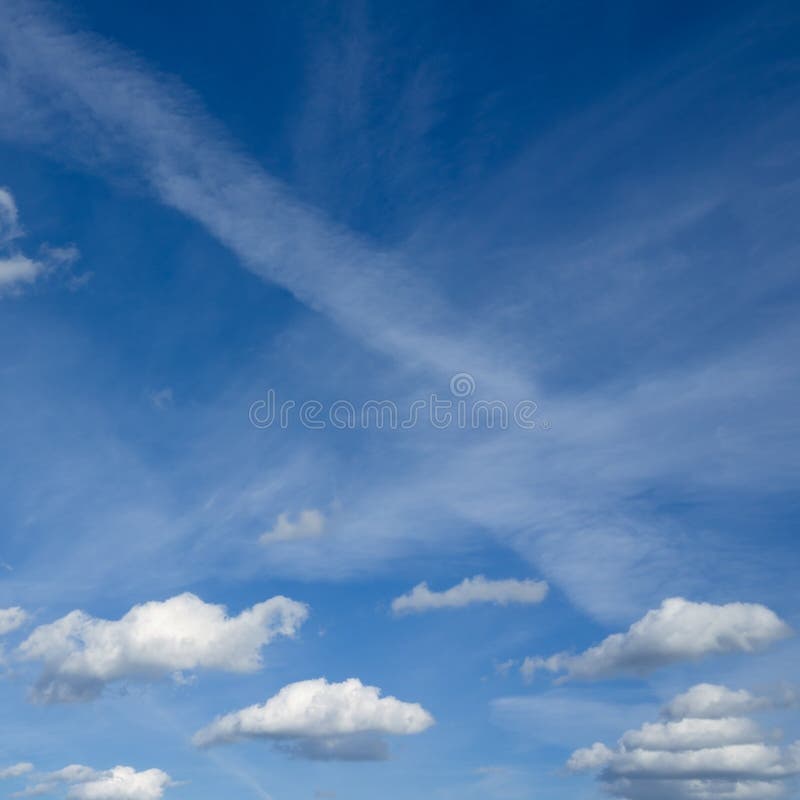 Céu azul com nuvens fotos de stock royalty free Céu azul com nuvens fotos de stock royalty free