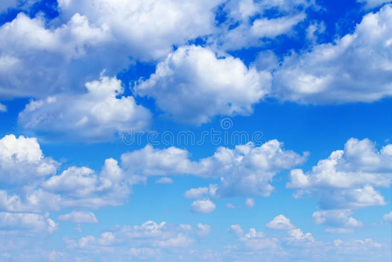 Céu azul com nuvens fotos de stock royalty free