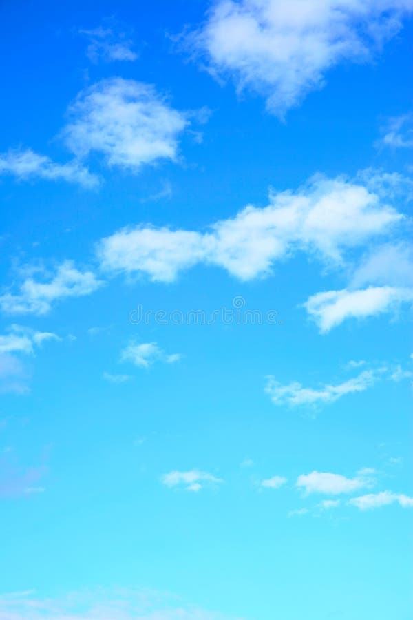 Céu azul com nuvens fotos de stock royalty free