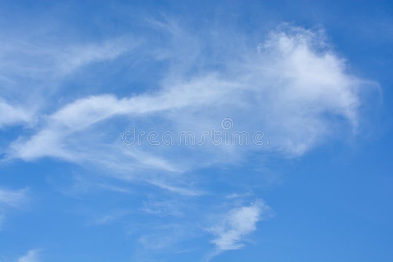 Céu azul com nuvens brancas foto de stock royalty free Céu azul com nuvens brancas foto de stock royalty free