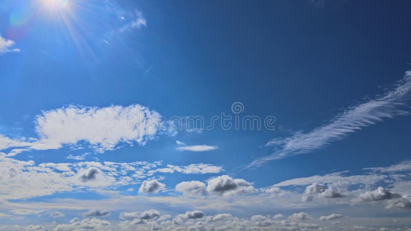 Céu azul com nuvens e visão do sol do timestro vídeos de arquivo