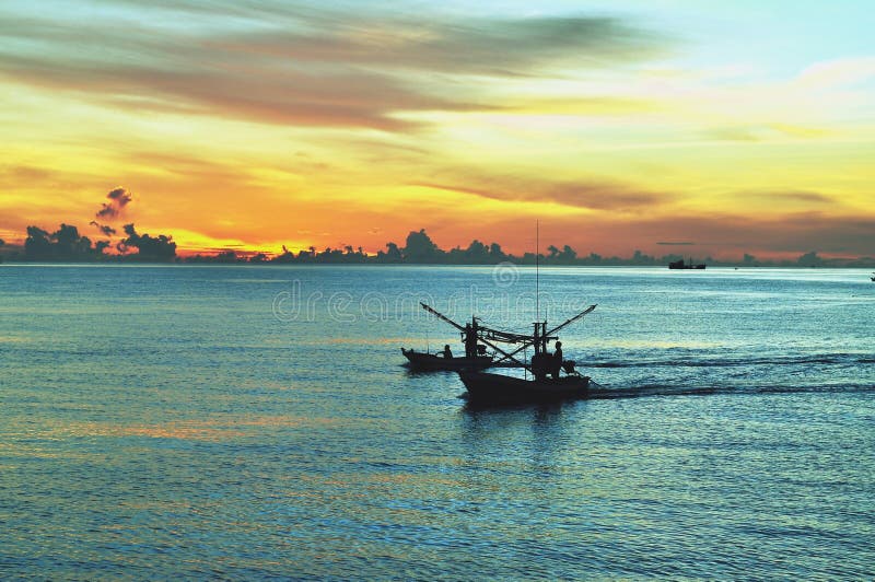 Céu azul de oceano e barco de pesca imagens de stock Céu azul de oceano e barco de pesca imagens de stock