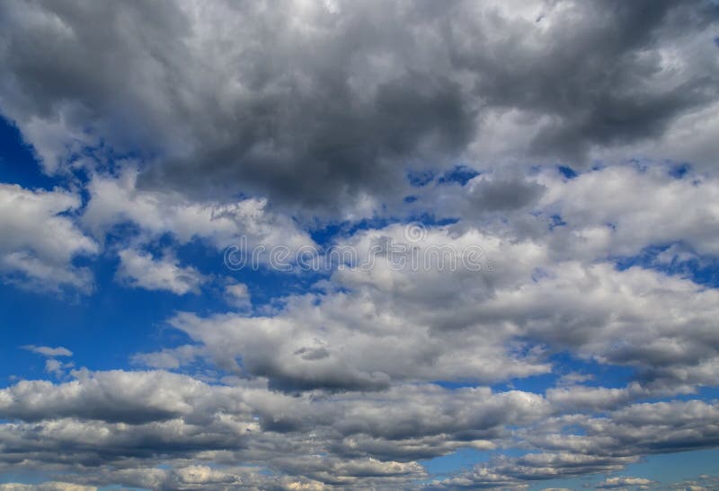 Céu azul de primavera com nuvens antes da chuva como fundo 4 foto de stock royalty free