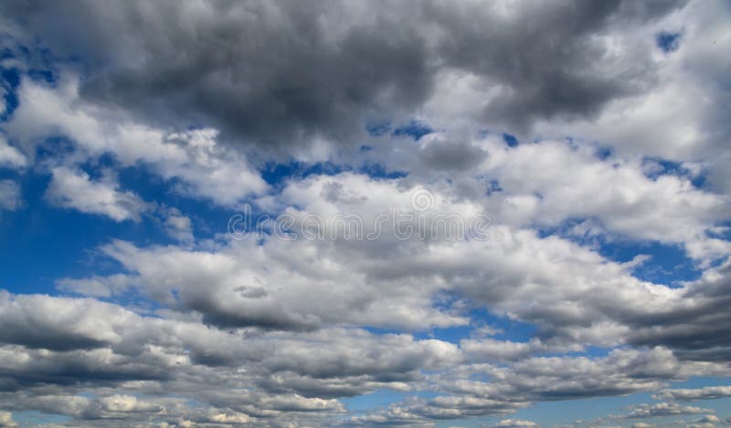 Céu azul de primavera com nuvens antes da chuva como fundo 3 foto de stock