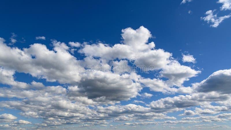 Céu azul de primavera com nuvens antes da chuva como fundo 2 imagem de stock royalty free