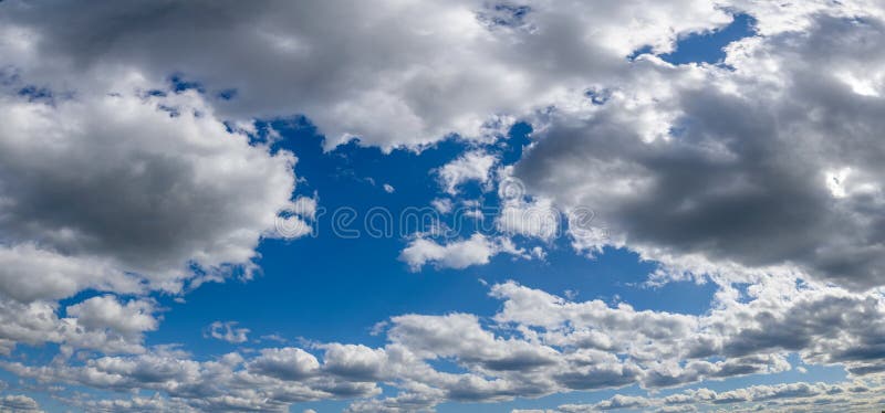 Céu azul de primavera com nuvens antes da chuva como fundo 1 imagens de stock