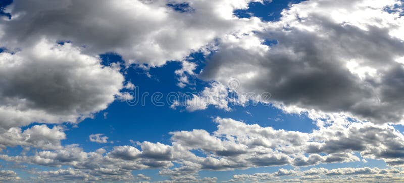 Céu azul de primavera com nuvens antes da chuva como fundo 6 imagens de stock